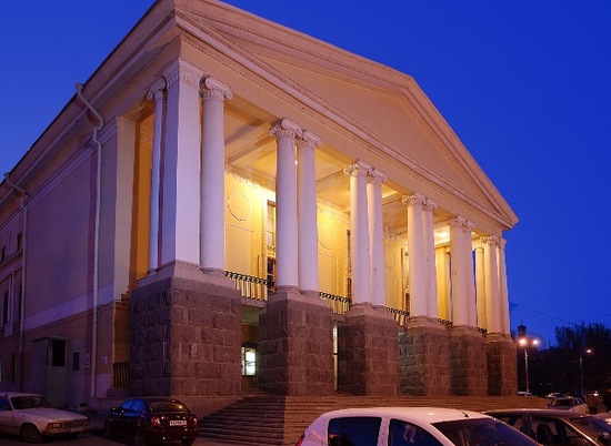 В волгоградском музтеатре привели в порядок люстру весом 750 кг